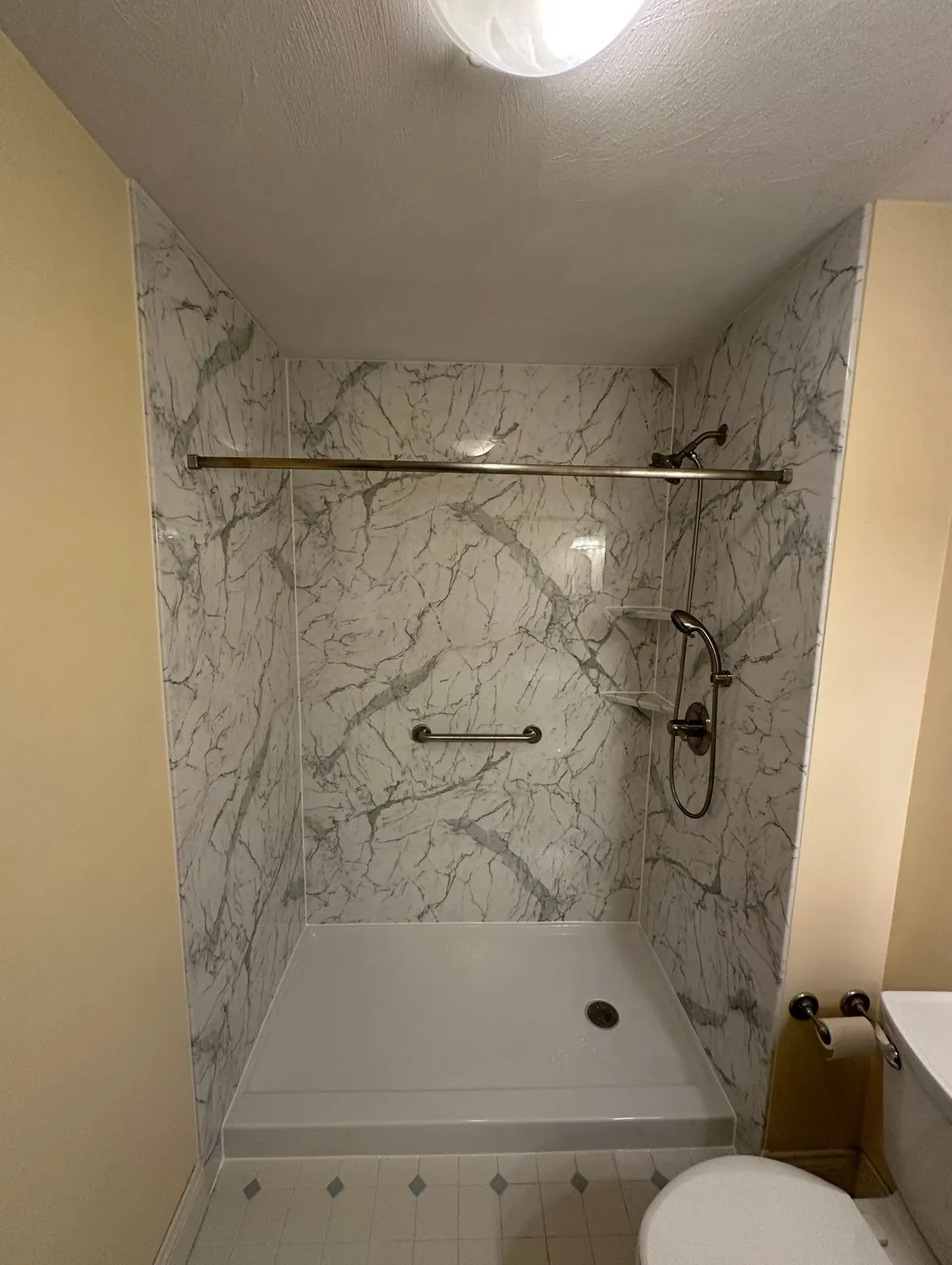 Shower replacement with marble-look wall panels and low-threshold base
